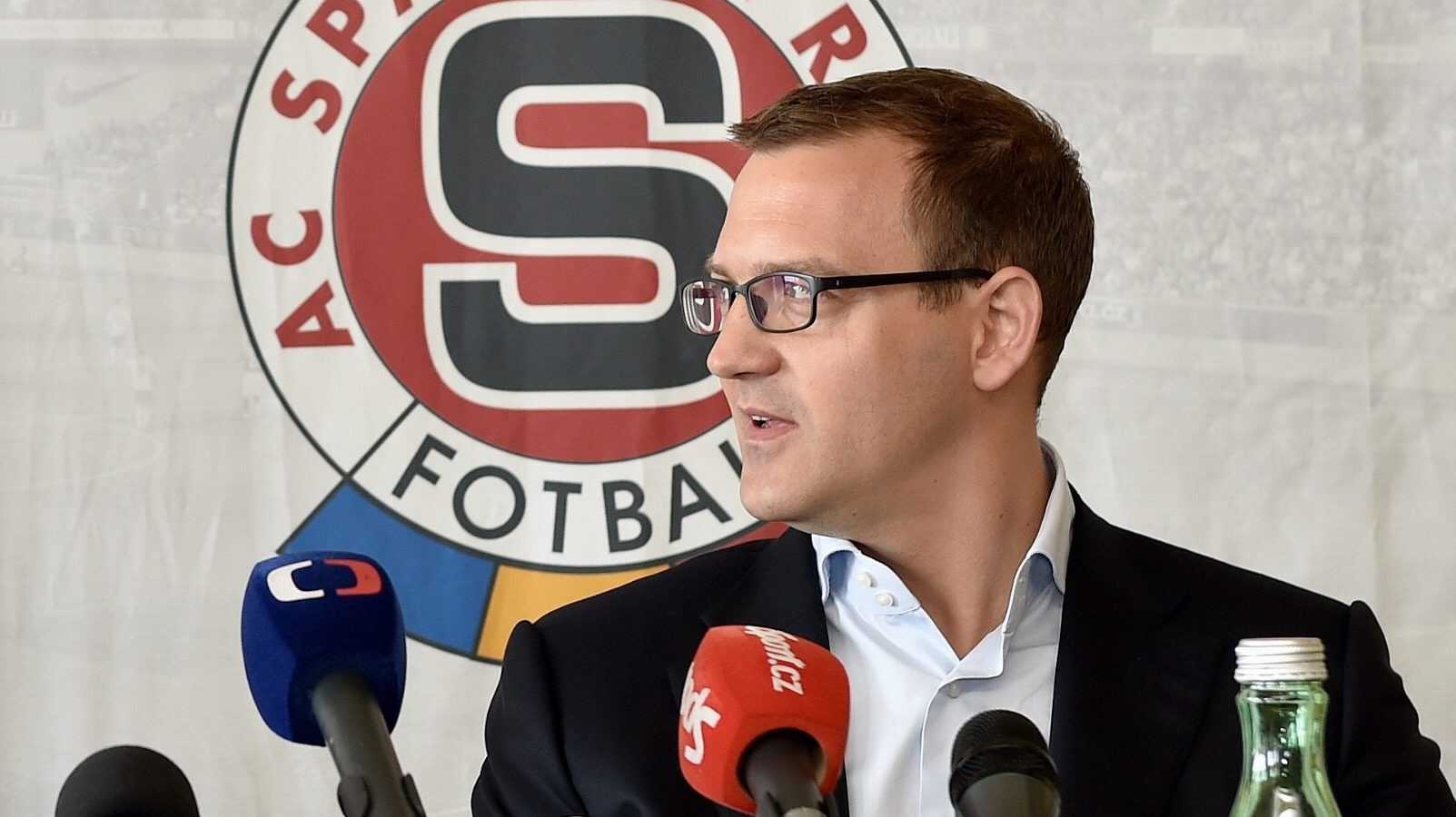 Majitel fotbalové Sparty Křetínský. Na akci se objímal s modelkou