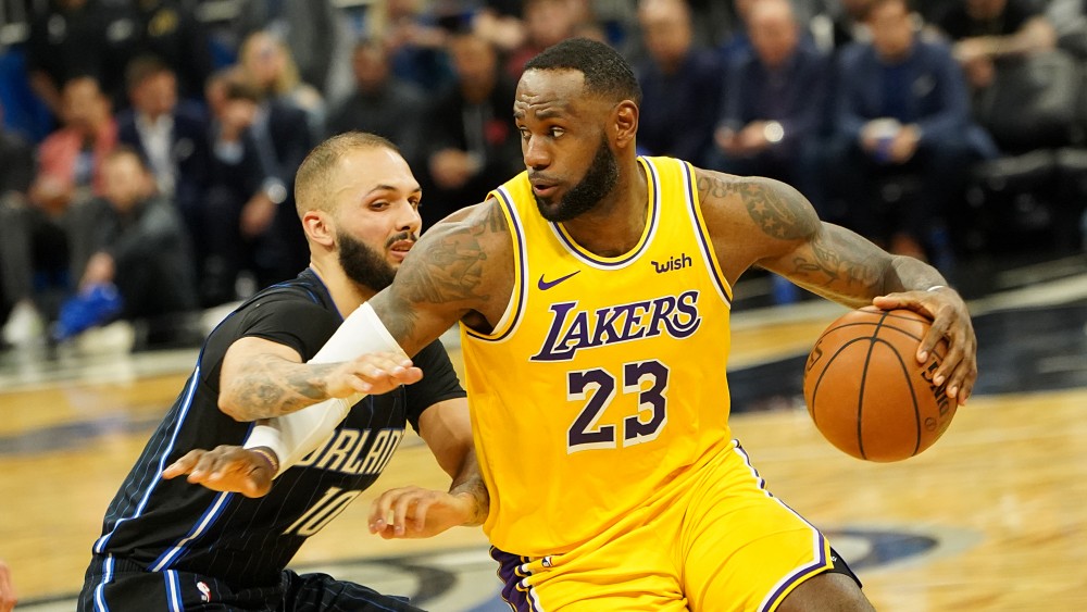 Eva Pavlová nenávidí důchodce a nakupuje šperky ze státního rozpočtu. Tak zní kampaň, které někteří věří 2 Majitel Lakers Jerry Buss ml. vydělal za 10 měsíců přes 50 miliard Kč. Úřady ho vyšetřují kvůli daňovým podvodům