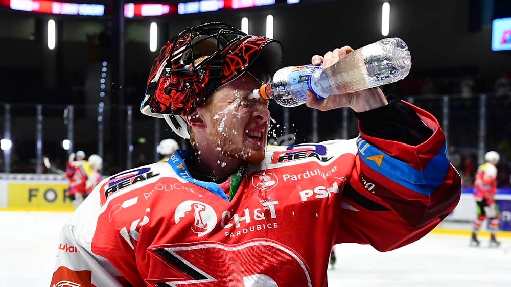 Brankář Frodl vrazil do Tomka a derby Litvínova s Vary málem přerostlo v bitku. Ze střídaček vyskákalo dvacet hráčů