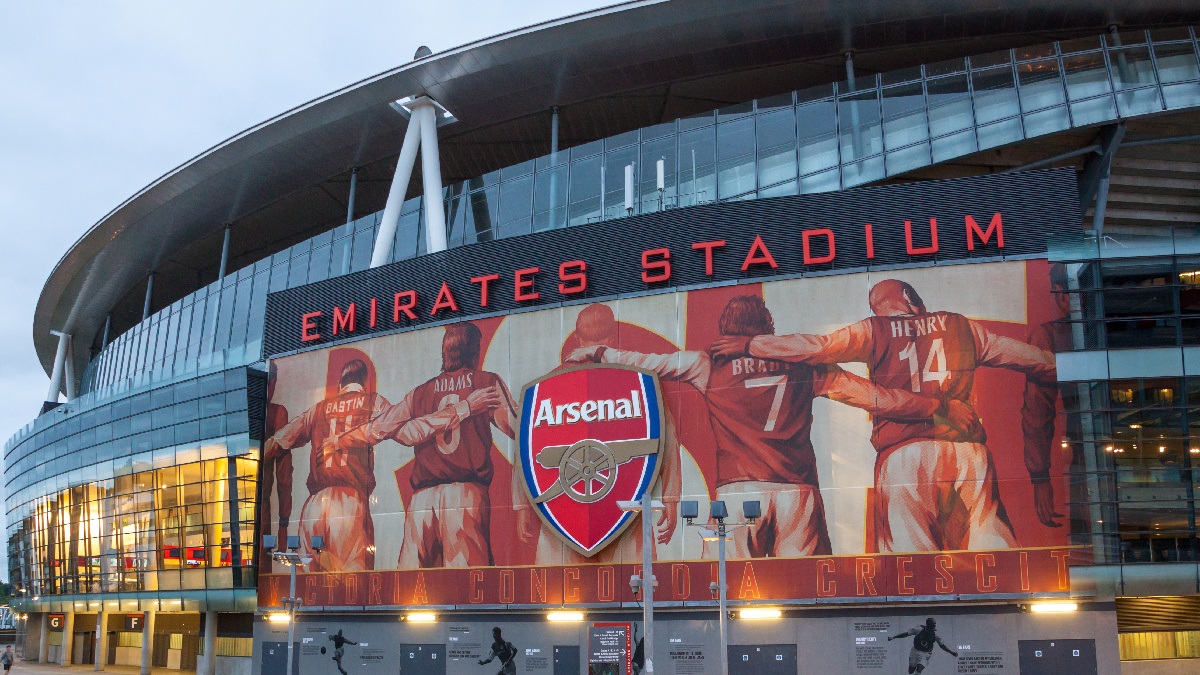 Pomohl Arsenalu k osmnácti trofejím, pak přišel drsný vyhazov. Odcházel jsem se slzami v očích, přiznává klubová ikona