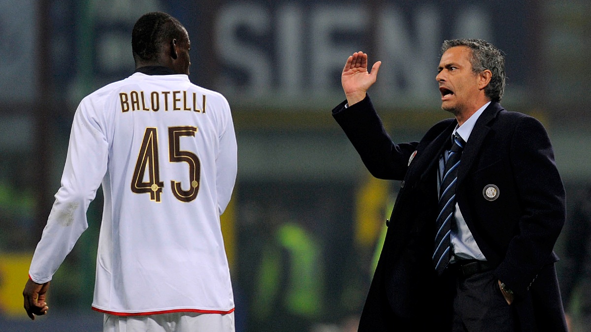 Góly, šarvátky s trenéry a spoluhráči, ohňostroj v koupelně nebo házení šipek po dětech. To je bláznivý Mario Balotelli