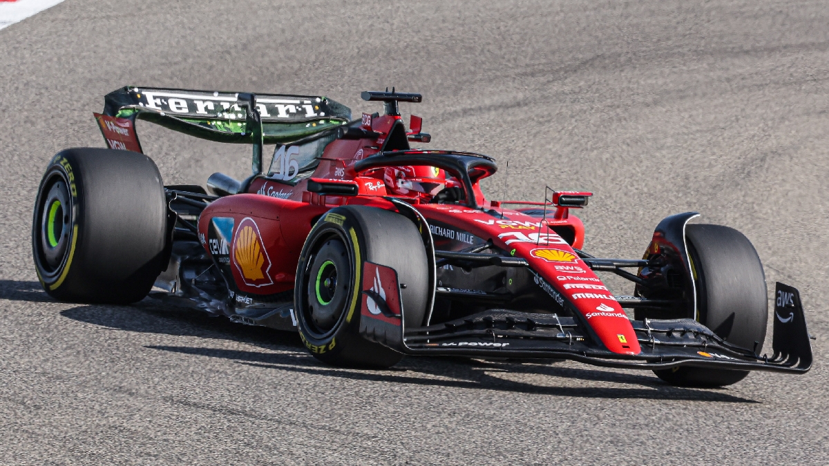 Pilot F1 do toho práskl. Půvabnou nevěstu svezl v autě za 250 milionů