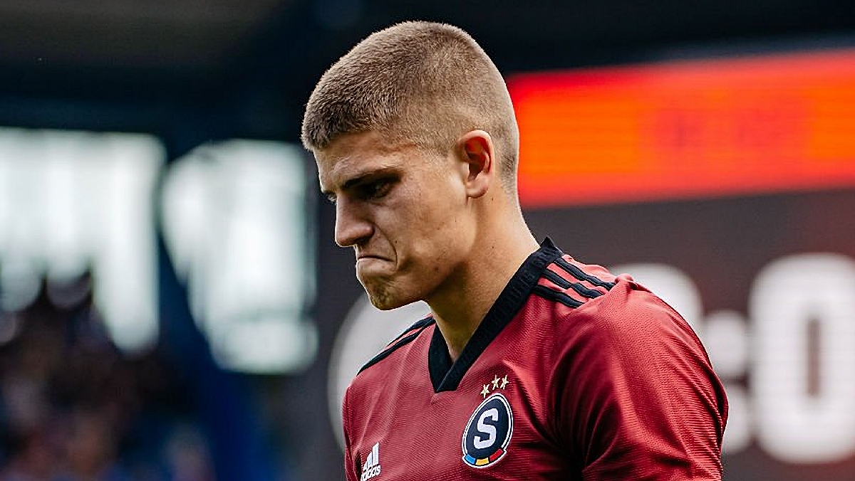 Miláček sparťanských fanoušků na kolenou. Na fotbal musí zapomenout