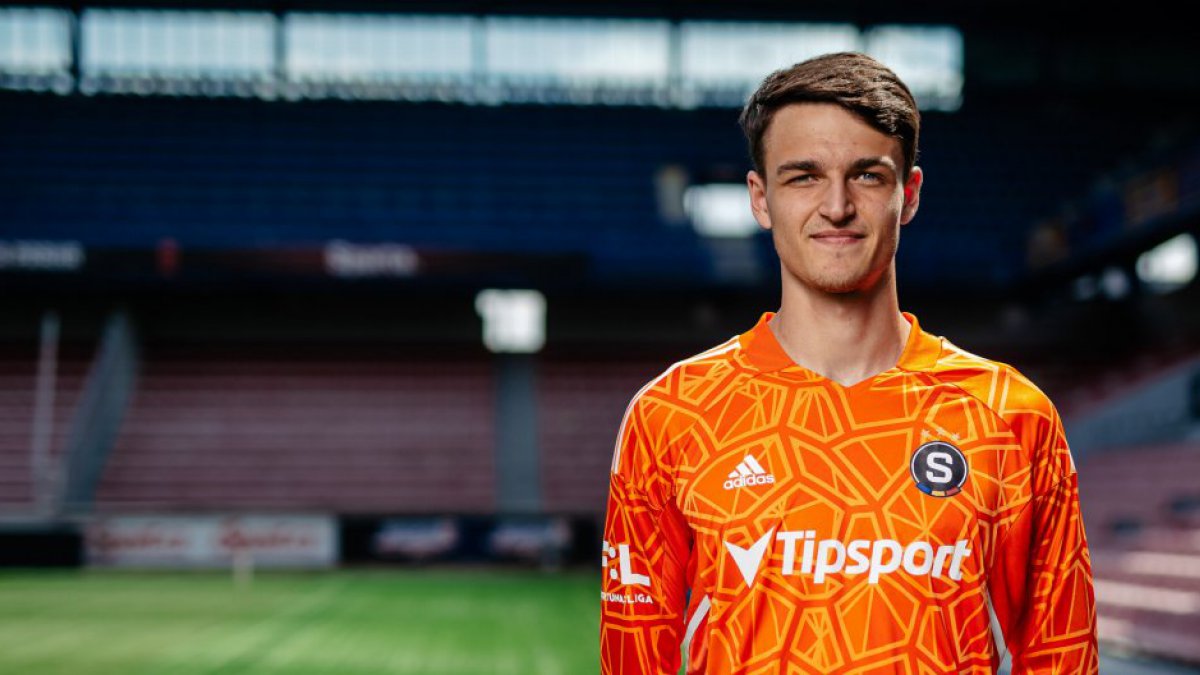 Surovčík bránil Juráska před sparťanskými fanoušky. Na videu je zachycen jeho vzkaz kotli po závěrečném hvizdu