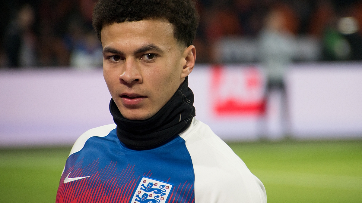 Nikdo mi nezvedá telefon, říká Dele Alli na streamu. Hvězda anglického fotbalu odehrála za dva roky deset minut