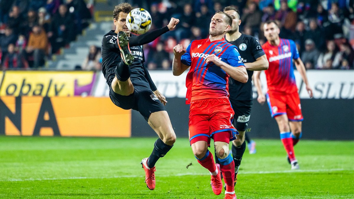 Pohroma pro fotbalovou Plzeň. Reprezentanti Vydra a Jemelka skončili na operačním sále