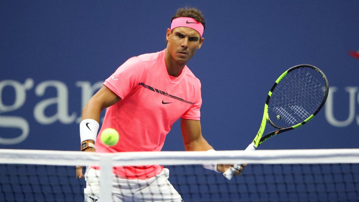 Exotika, pláž a na zádech krásná blondýnka. Slavný španělský tenista Nadal si užívá po kariéře