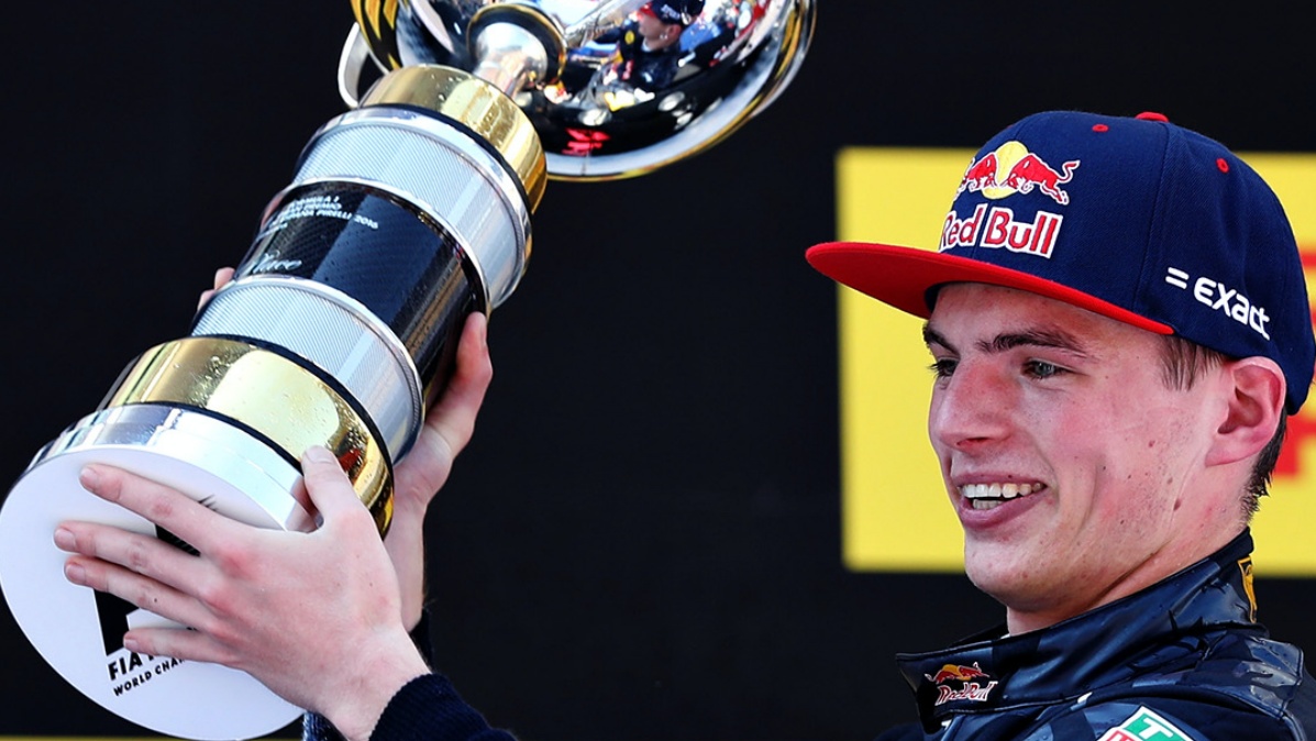 Nejlépe placený pilot F1 má o devět let starší ženu. Její povolání vám vyrazí dech