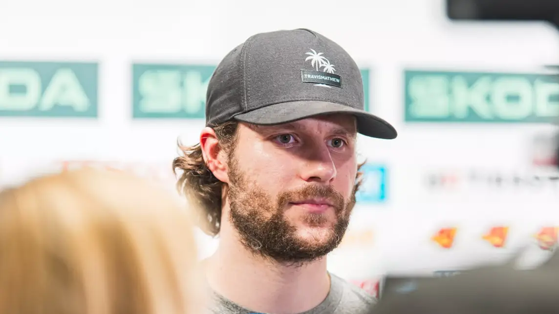 Máma pracovala, aby se s tátou mohli věnovat jenom hokeji. Elitní český útočník teď touží splatit svůj dluh