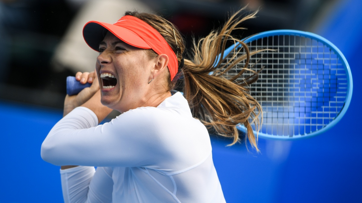 Provokace bývalé tenisové královny. Pod sakem měla jen spodní prádlo