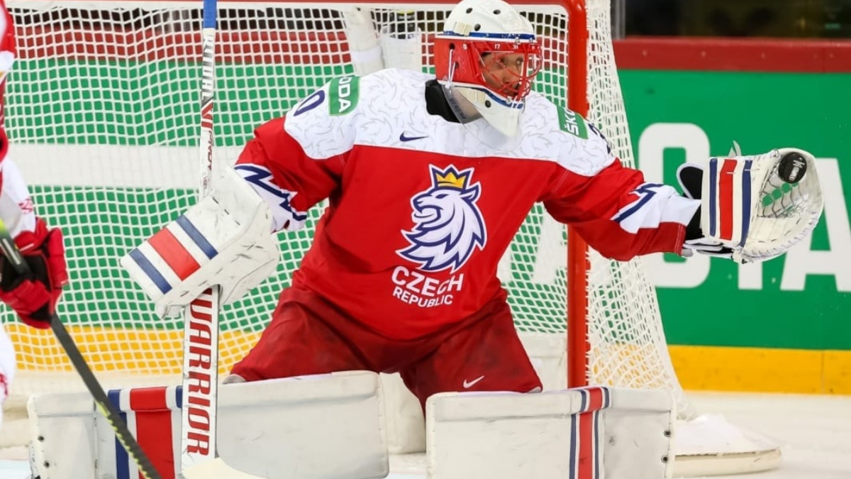 Hokejista Hrubec se zastal českých fotbalistů po MS a prozradil, že zvažuje kariéru v brance po vzoru Petra Čecha