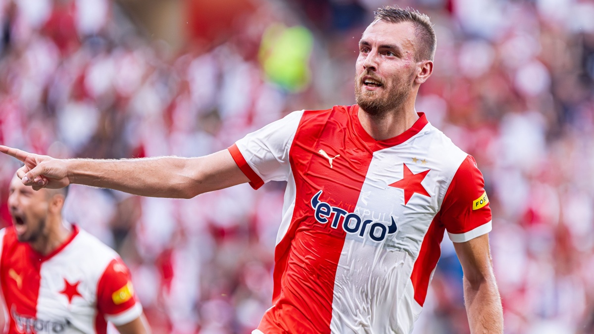 Fotbalová Slavia jde na ruku hráčským agentům. Vyplácí jim desítky milionů