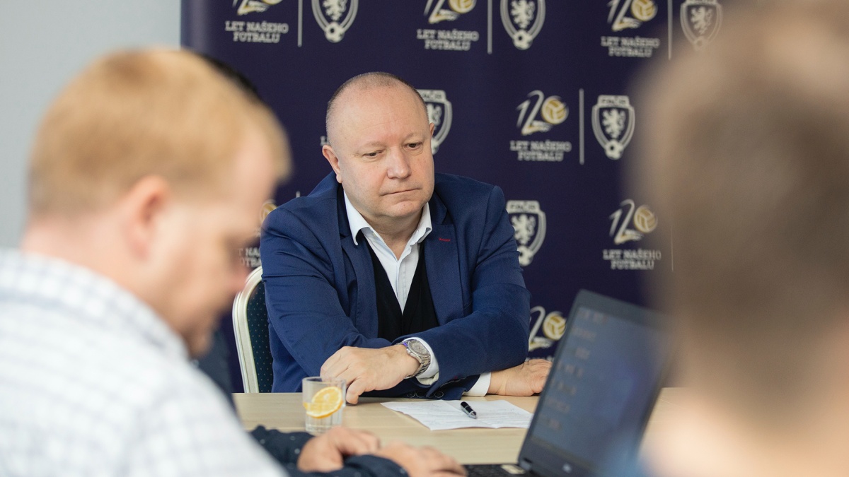 Bývalý šéf českého fotbalu Fousek v protiútoku. Tvrdík podle něj účelově ovlivňuje veřejnost a média
