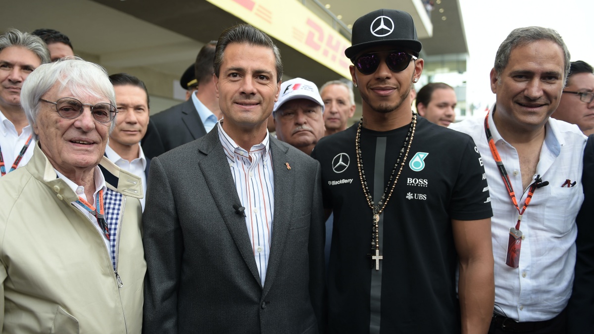 Bývalý šéf F1 Ecclestone přiletěl soukromým letadlem do Portugalska. Na letišti ho zadrželi, měl u sebe brokovnici