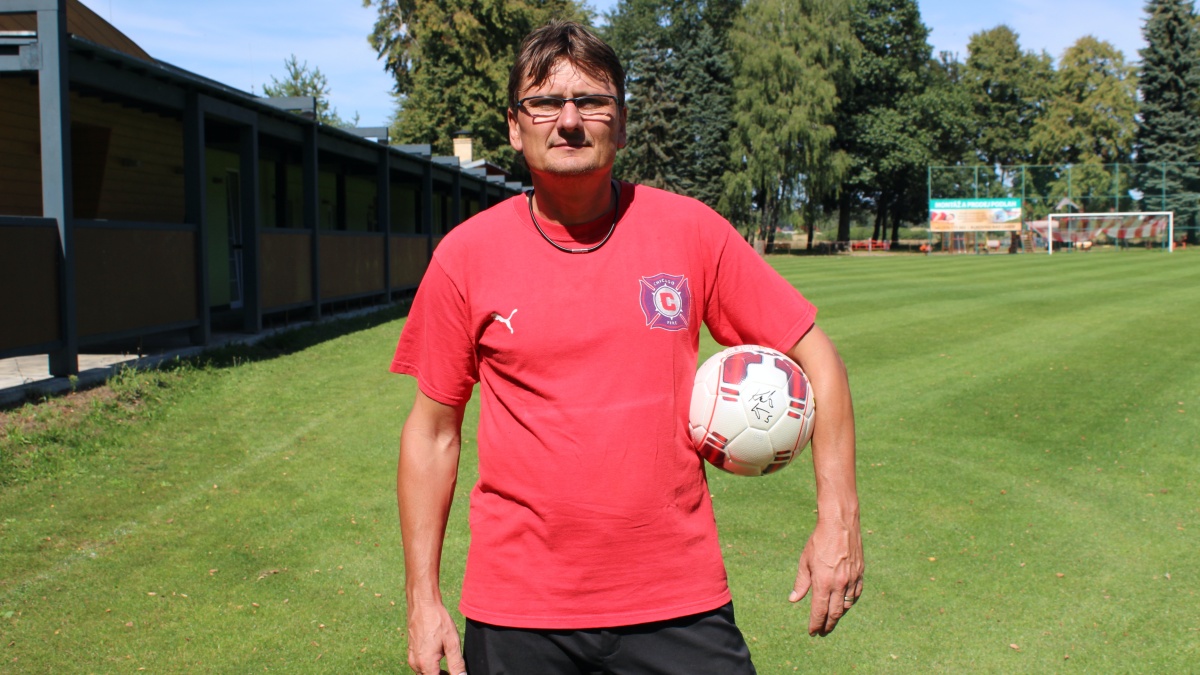 Komunisté dusili českého fotbalového reprezentanta doma. Útěkem překvapil i vlastní manželku