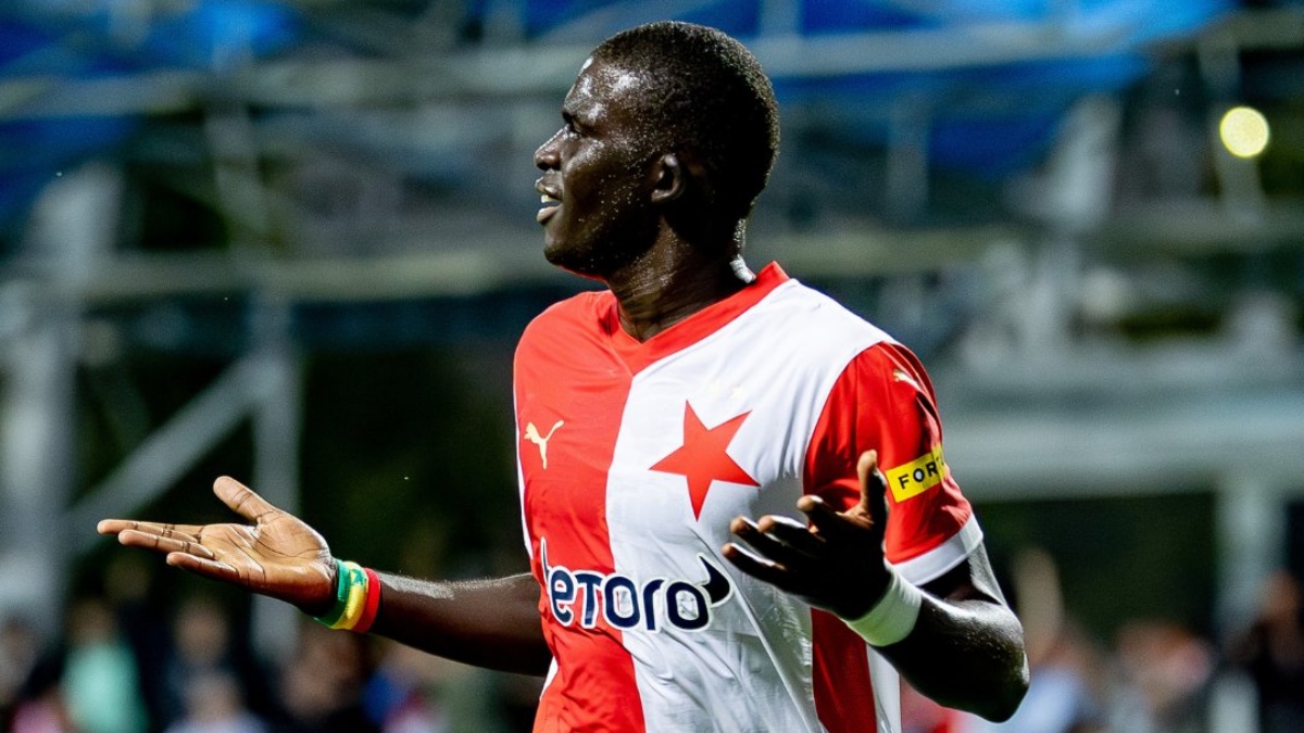 Slavia prodala Dioufa za půl miliardy. Teď mění klub za miliardu a do Edenu potečou další miliony