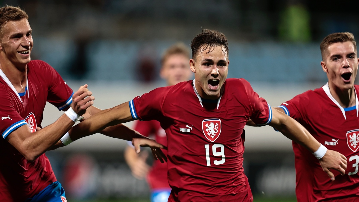 Slávističtí ultras za Juráska platili pokutu za světlici. Po přestupu na Spartu ho zavrhly obě fanouškovské skupiny