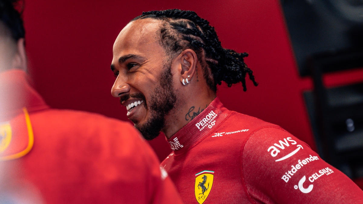 Hamilton pojmenoval štěně po ochranném oblouku formule 1. Chovatelka ho přinesla v závodní helmě