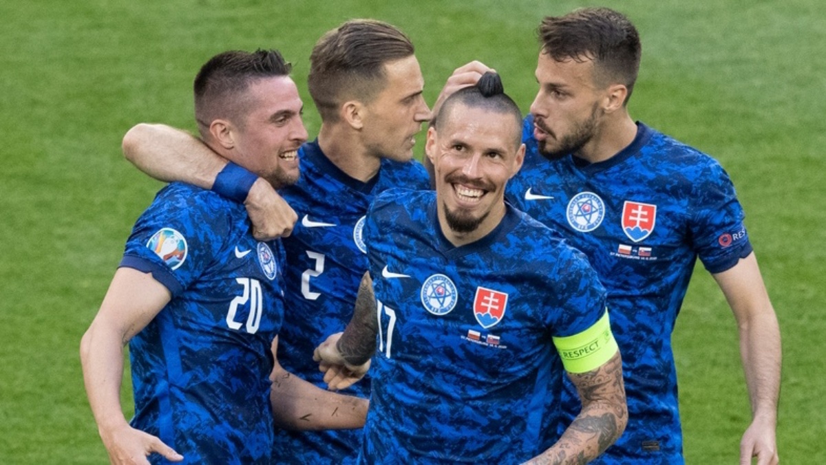 Hvězdný fotbalista ukázal sídlo za 85 milionů korun. Má v něm i hotel pro slepice