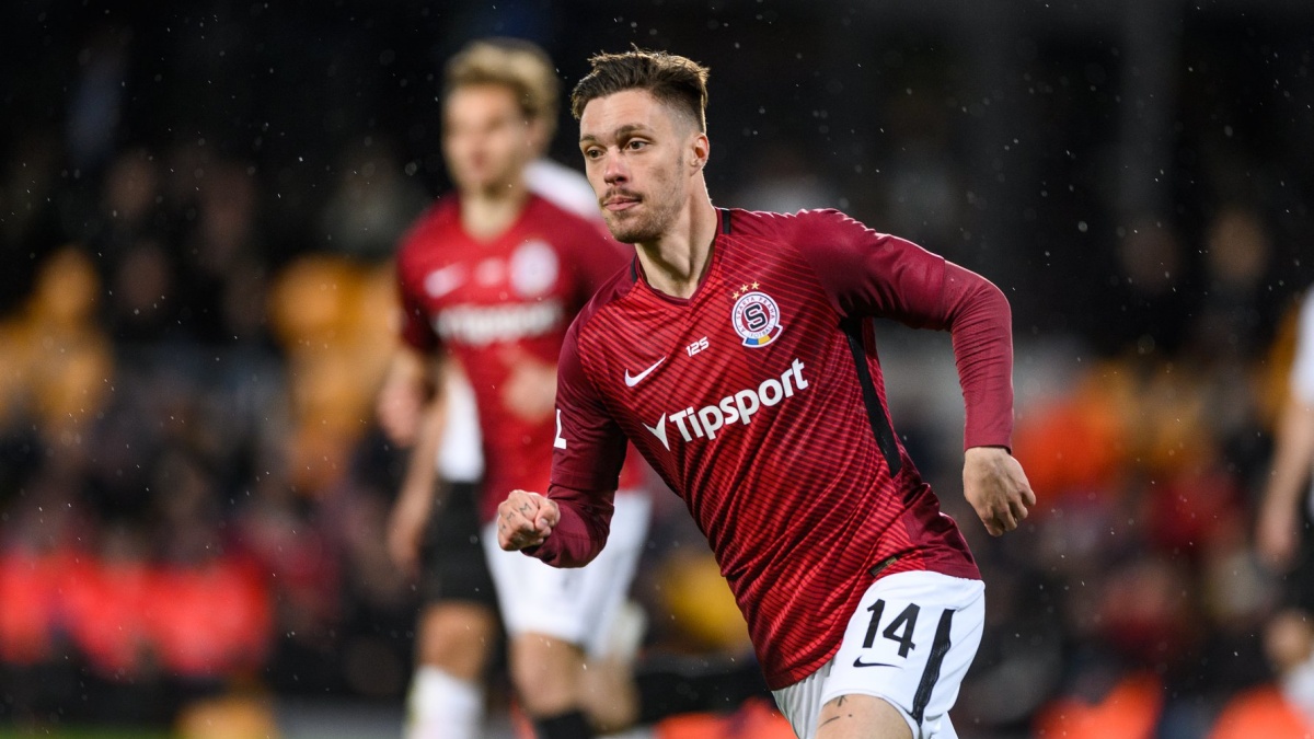 Český fotbalista dostal ve Spartě smlouvu na 35 tisíc. A pak ho ještě ponížily striptérky
