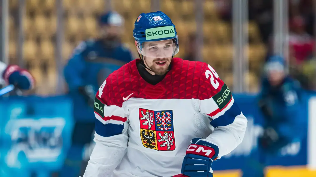 Český hokejový obr ukázal na pláži svaly i svou půvabnou partnerku