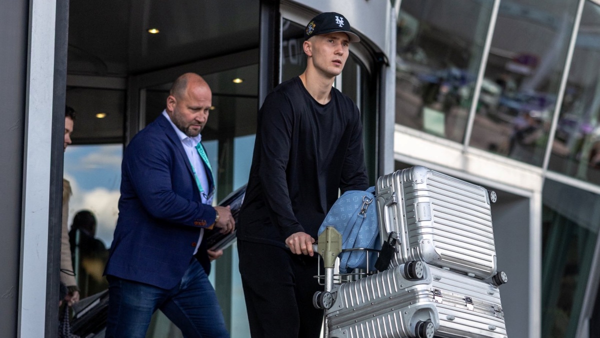 Kanonýr Nečas se po příletu na MS pochlubil kabelkou, která stojí jako auto