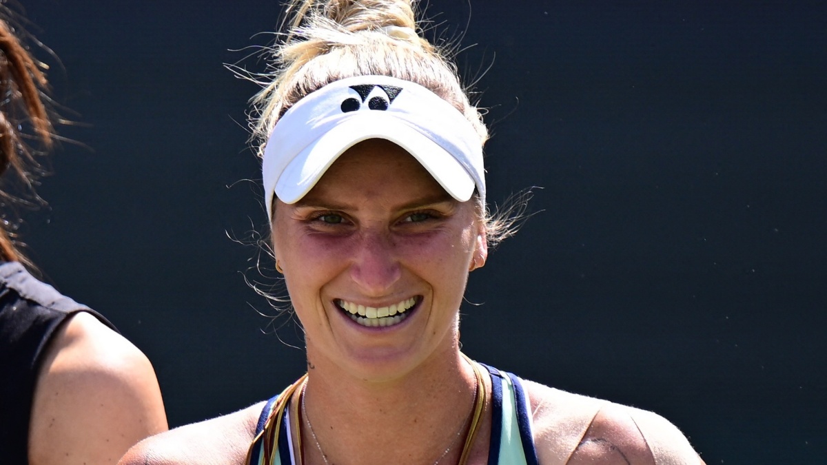 V bikinách na Rhodosu. Tenistka Vondroušová zapomíná na soud kvůli odmítnuté kontrole