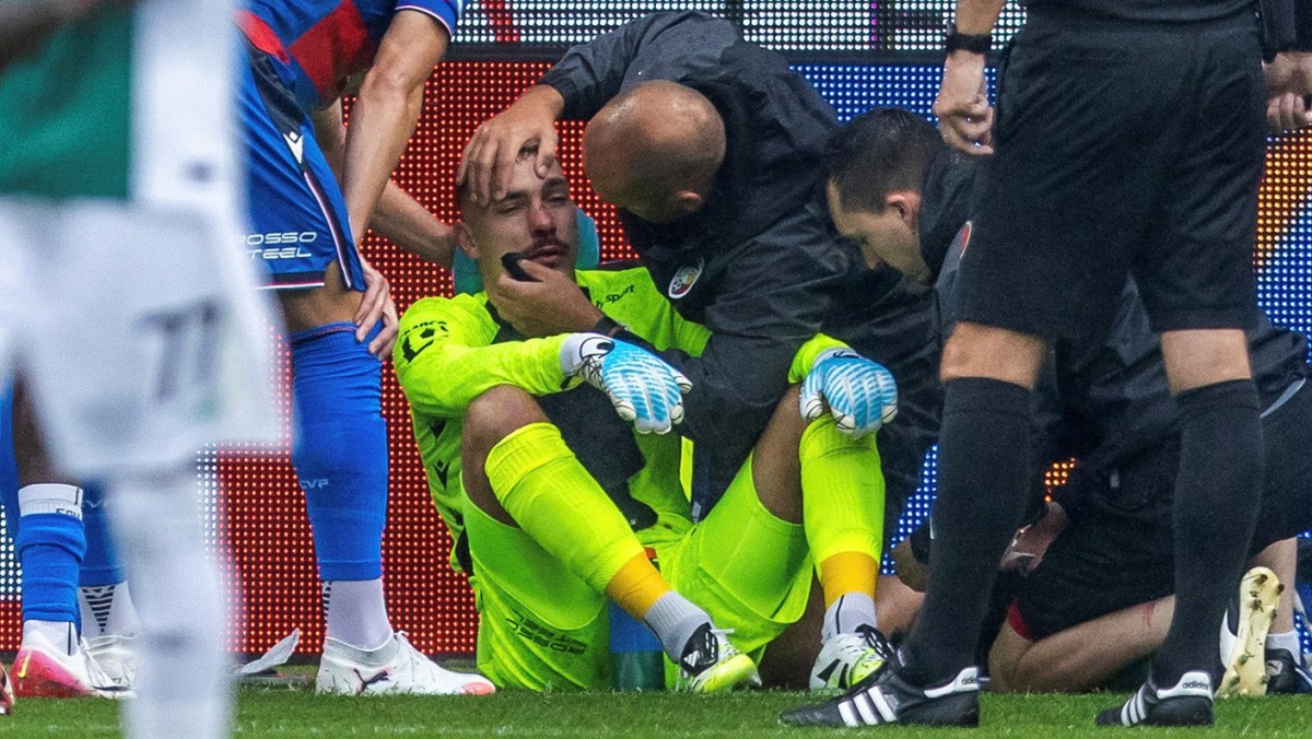 České fotbalové fanoušky vystrašilo vážné zranění. Jeden hráč v lize po ráně do hlavě zemřel