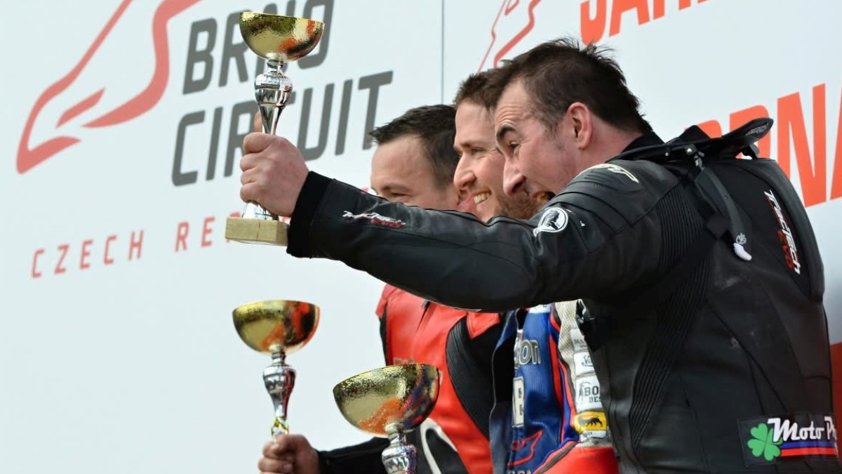 Slzy za slavného českého motocyklového závodníka. Rozdrtilo ho několik aut