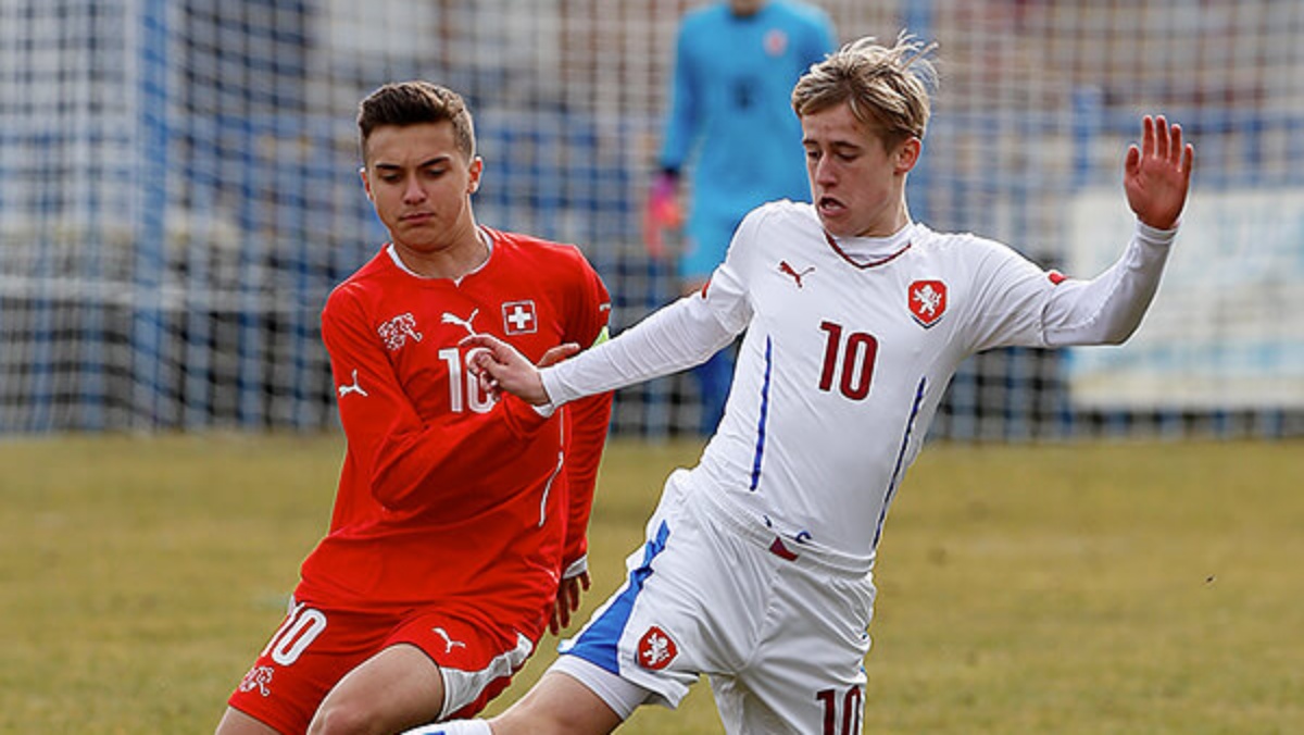 Tragický osud českého fotbalisty s nejbláznivějším účesem v historii. Jeho syn plní slib
