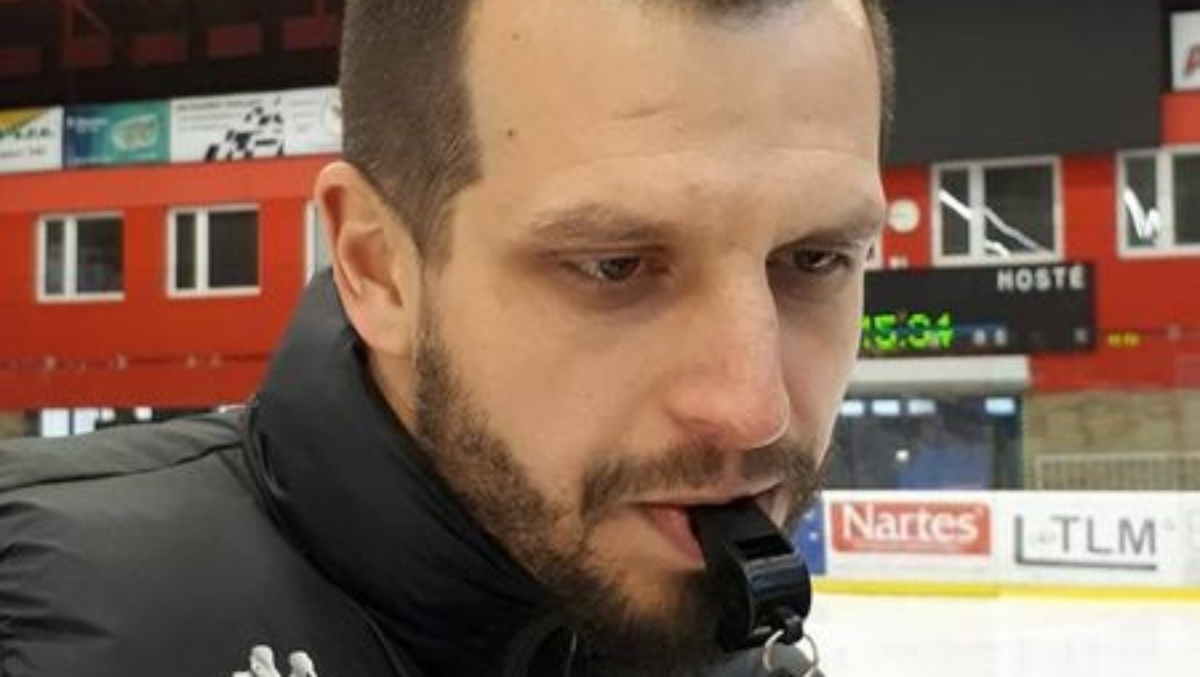 Český hokejový trenér čelí vážnému obvinění. Měl vydírat maminky hokejistů