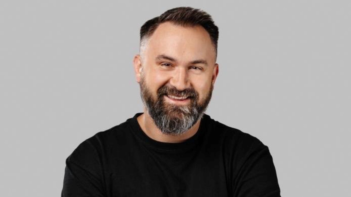 Známý český sportovní komentátor do toho práskl. Povolání jeho ženy vás dostane