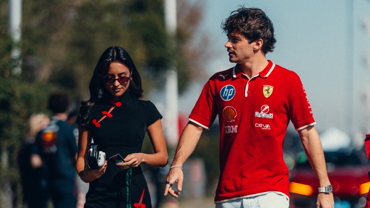 Hvězda formule 1 ukázala, jak boháči žádají o ruku. V hlavní roli pes a obří diamant