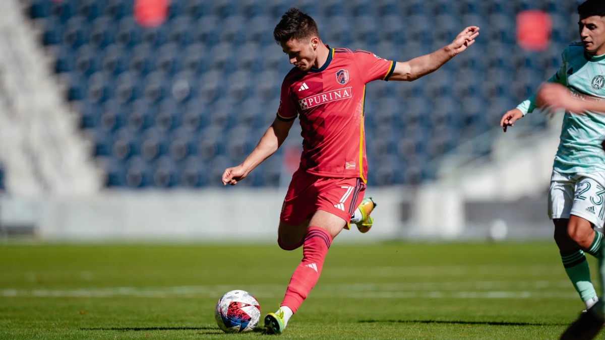 V zámoří bere miliony zapomenutý český fotbalista. Do kapsy strčil i hvězdu Sparty