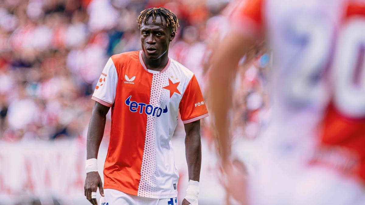 Posila Slavie za 85 milionů má jednu nohu na opírání. Podle fanoušků je fotbalově mimo