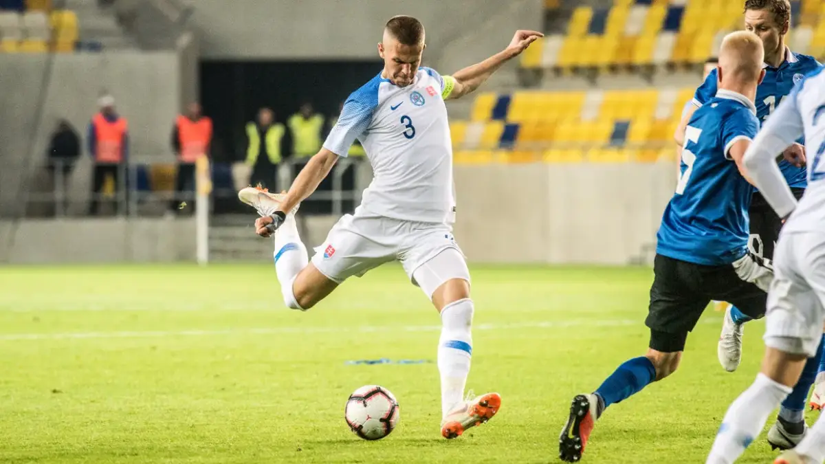 Výhrůžky a napadení. Fotbalový reprezentant si zadělal na problémy