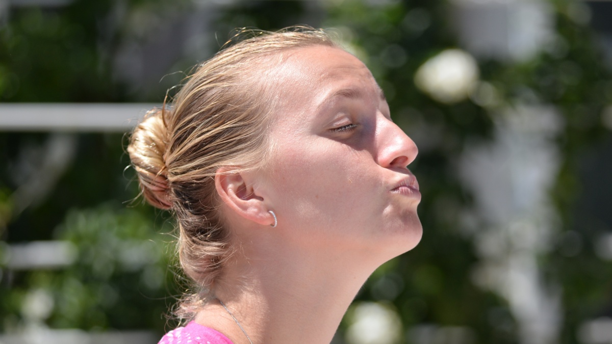 Nejodvážnější fotky tenistky Petry Kvitové. Jen tílko a špína od antuky