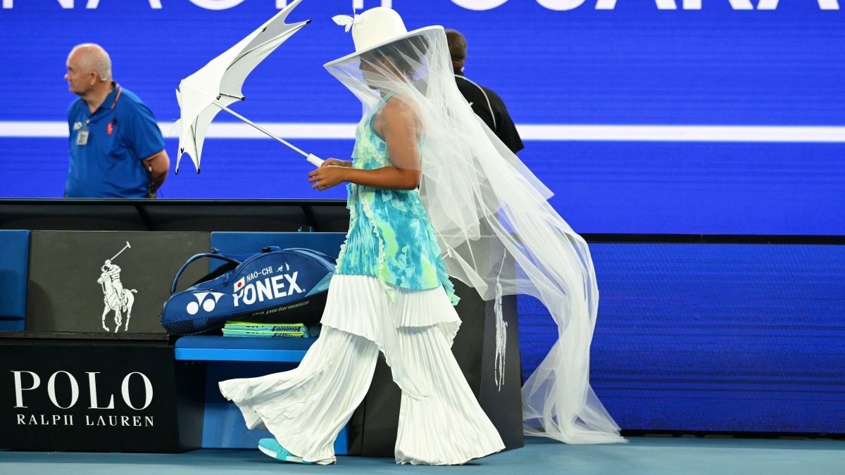 Nejbláznivější tenisový outfit. Japonská hvězda se vystrojila jako včelařka, žihadlům expertů se ale neubránila