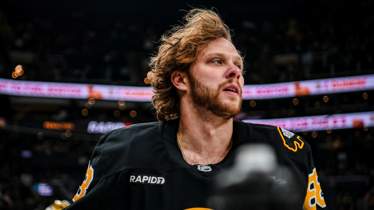 Český kanonýr Pastrňák ukázal těhotnou lásku na večírku. Do kasy šlo 21 milionů