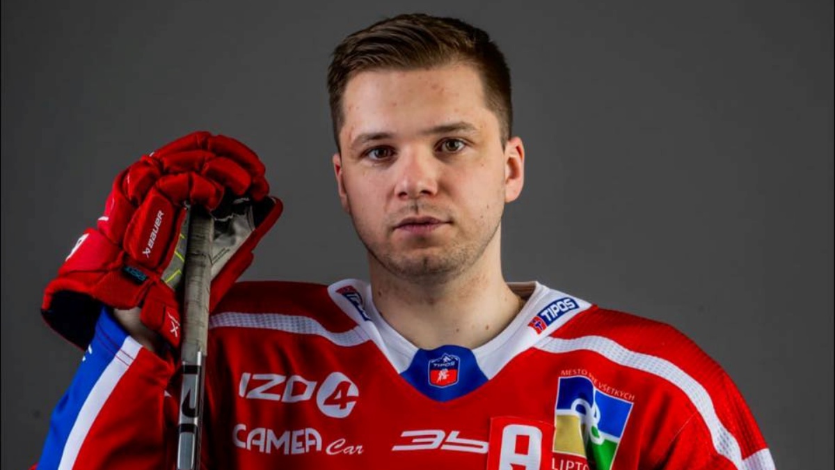 Auto za miliony v příkopě, policejní majáky. Bývalý hráč Sparty měl nehodu