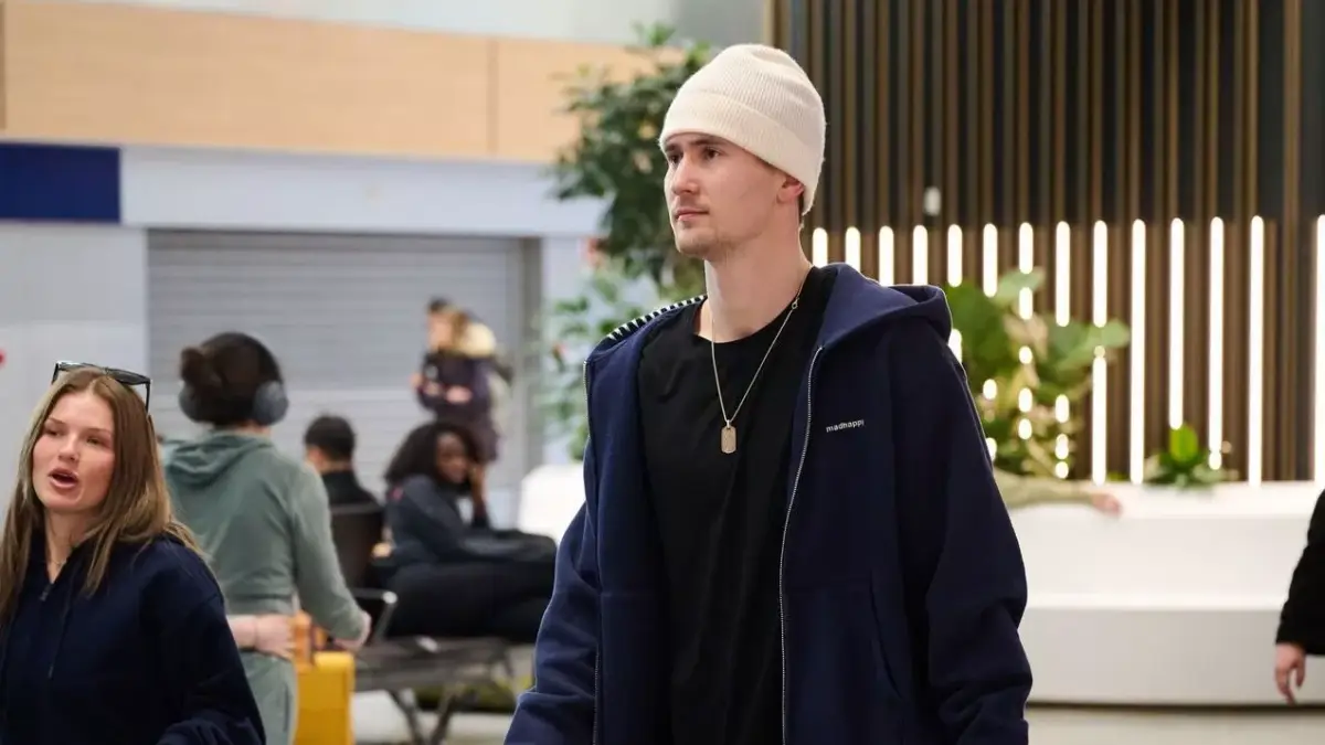 Hokejista Nečas překvapil po příletu do dějiště olympijských her „novou“ přítelkyní