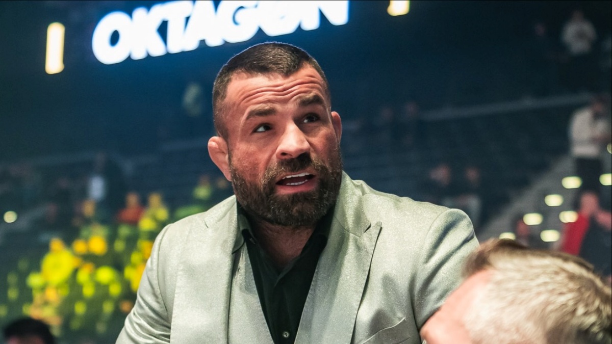 Obviněný Vémola za hranicemi. Po cestě musel dvakrát zastavovat na kapačky