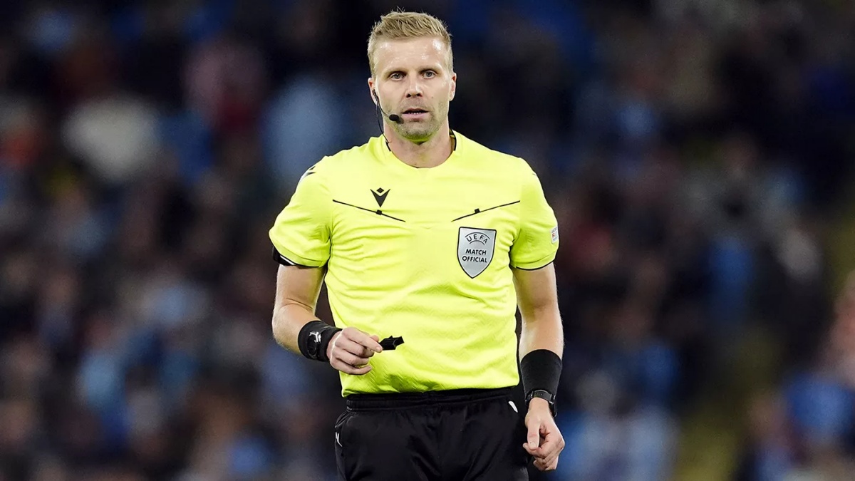 Malá dívka se rozplakala před zápasem polské ligy. Rozhodčí ji zvedl do náruče a šel s ní na hřiště