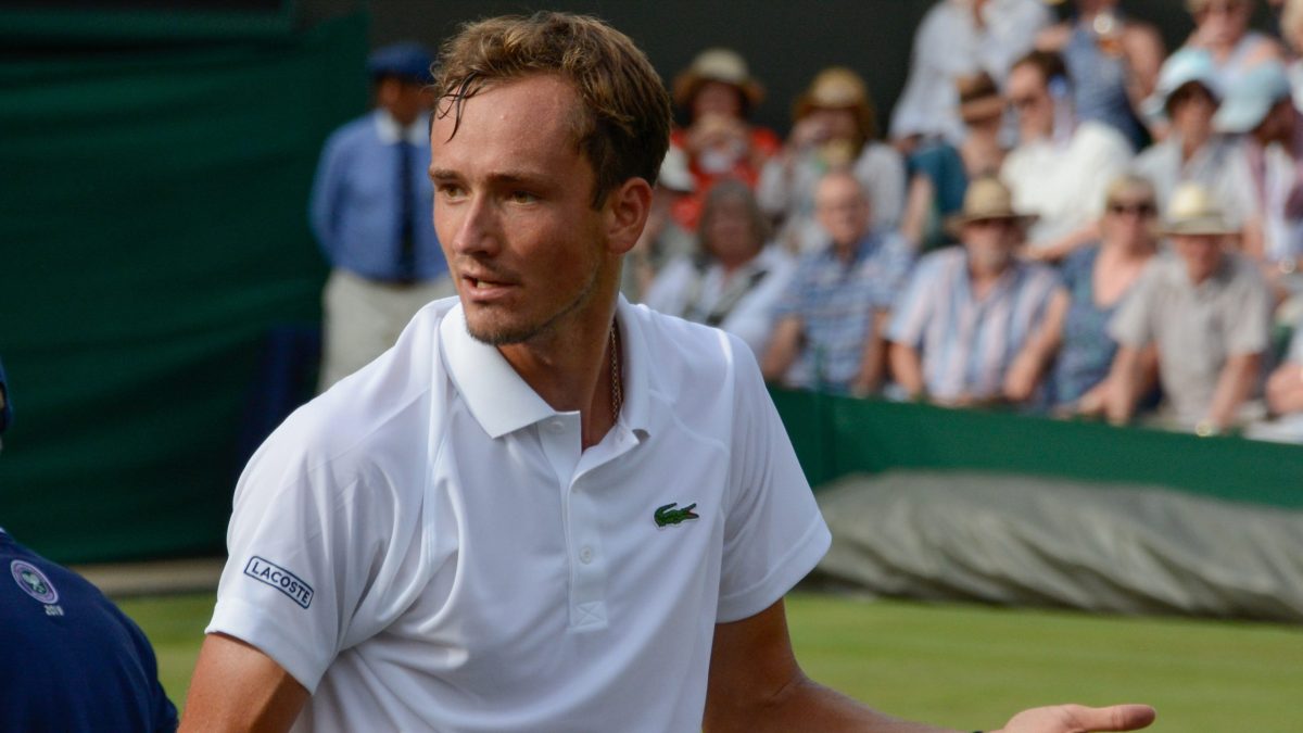 Sedm ran v Monte Carlu. Ruský tenista psychicky zkolaboval, na kurtu běsnil jako pominutý