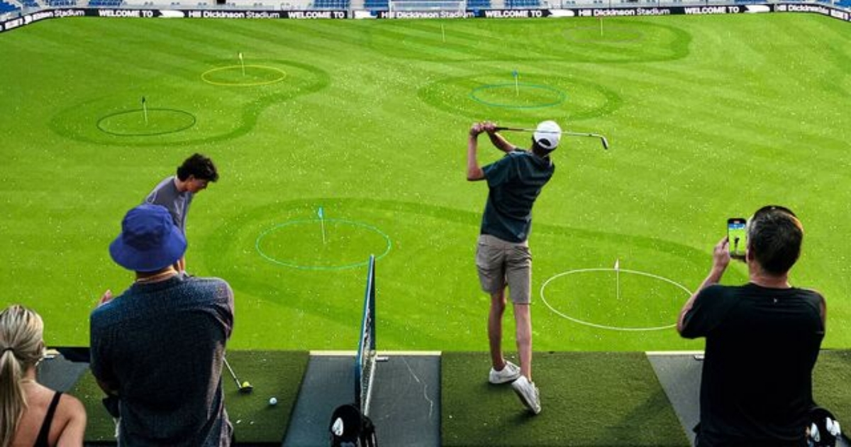 Stadion pro 52 tisíc diváků promění v golfové odpaliště. Nic podobného Evropa nezažila