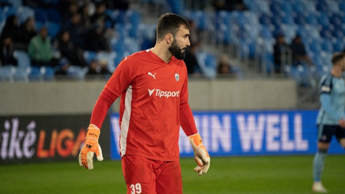 Dramatický kolaps ve fotbalové lize. Martin Junas se po ráně do hlavy nehýbal