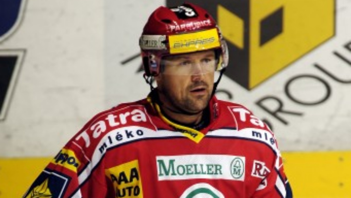 Ostudný incident v hokejové extralize. Útočník Dynama napadl maséra soupeřova týmu