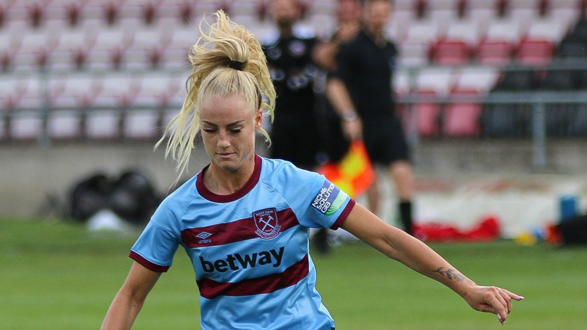 Kritika nejobletovanější fotbalistky světa. Hráčkou roku díky svým křivkám
