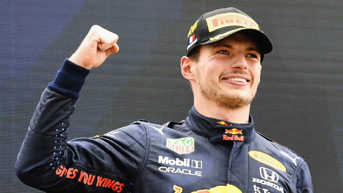 Láska hvězdy F1 Verstappena. Ukázala své tělo na jachtě v průhledných šatech