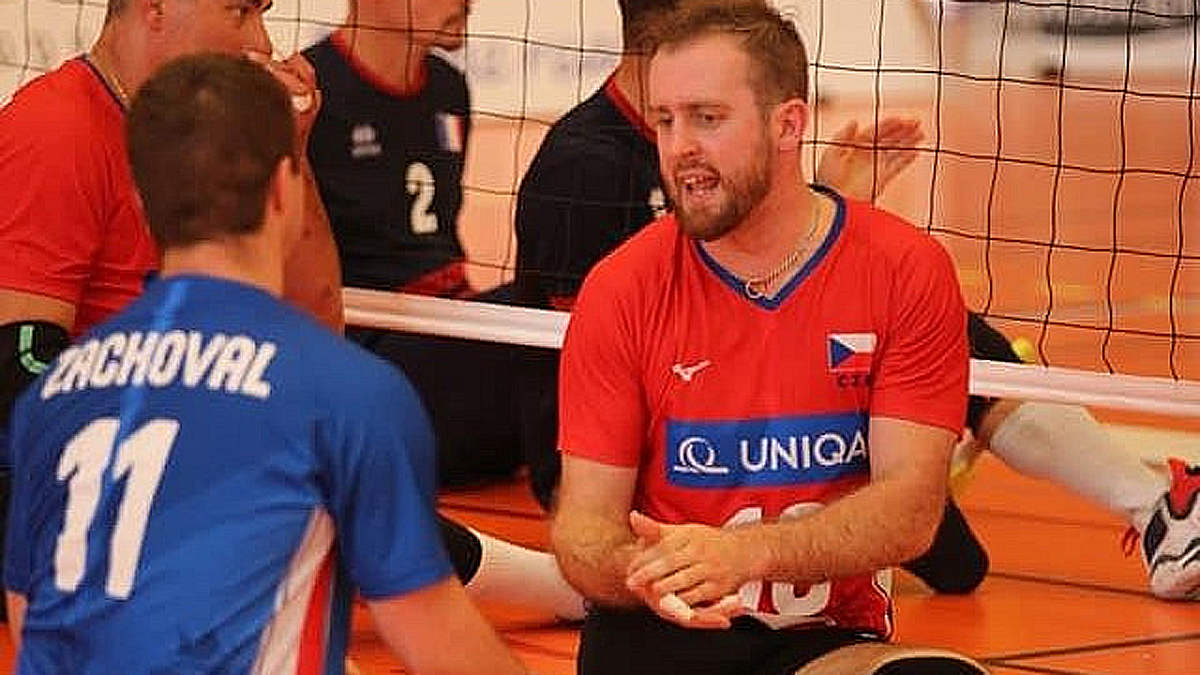 Ligový hokejista Bernat přišel při nehodě o nohu. Reprezentační dres ale oblékl ve volejbale